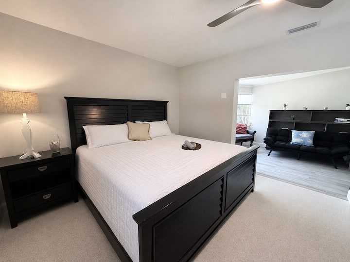 3 Bedroom Luxury Resort| 2 Min Walk To Beach - St. Pete Beach, FL