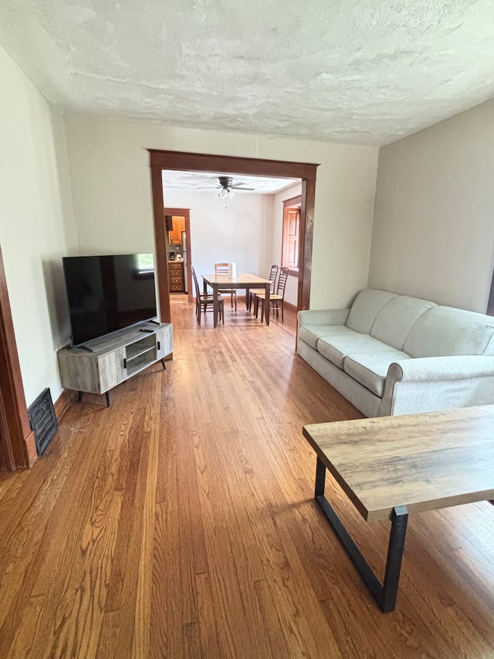 2 Bedroom 4 Beds House Kck 1 Bath Plenty Parking - Kansas City, KS