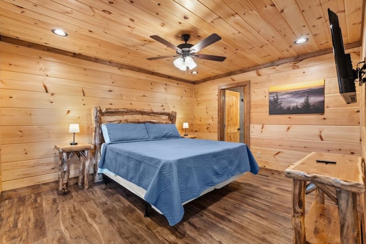 King Bedroom with mountain view & Smart TV