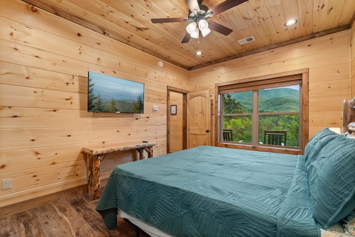 King Bedroom with mountain view & Smart TV