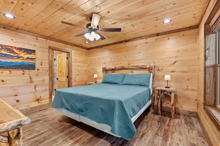 King Bedroom with mountain view & Smart TV