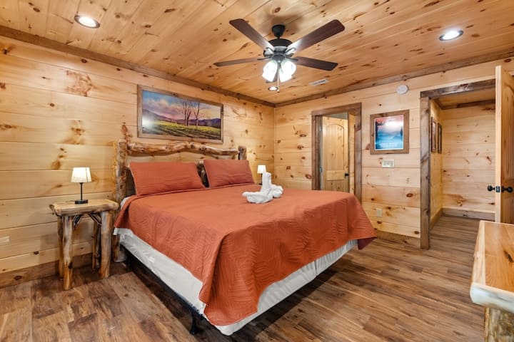 King Bedroom with mountain view & Smart TV