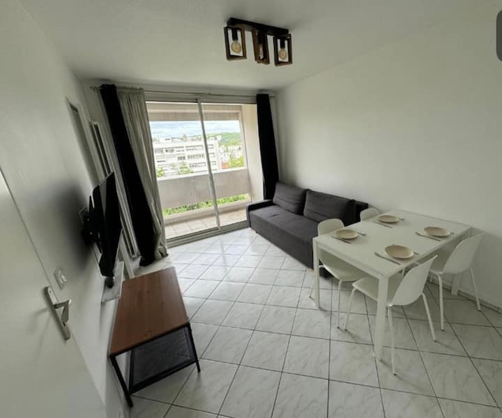 Cozy Apartment With Balcony & Free Parking - Givors