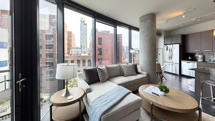 Modern 2 Bedroom/2 Bath Fulton Market Apartment - Chicago, IL