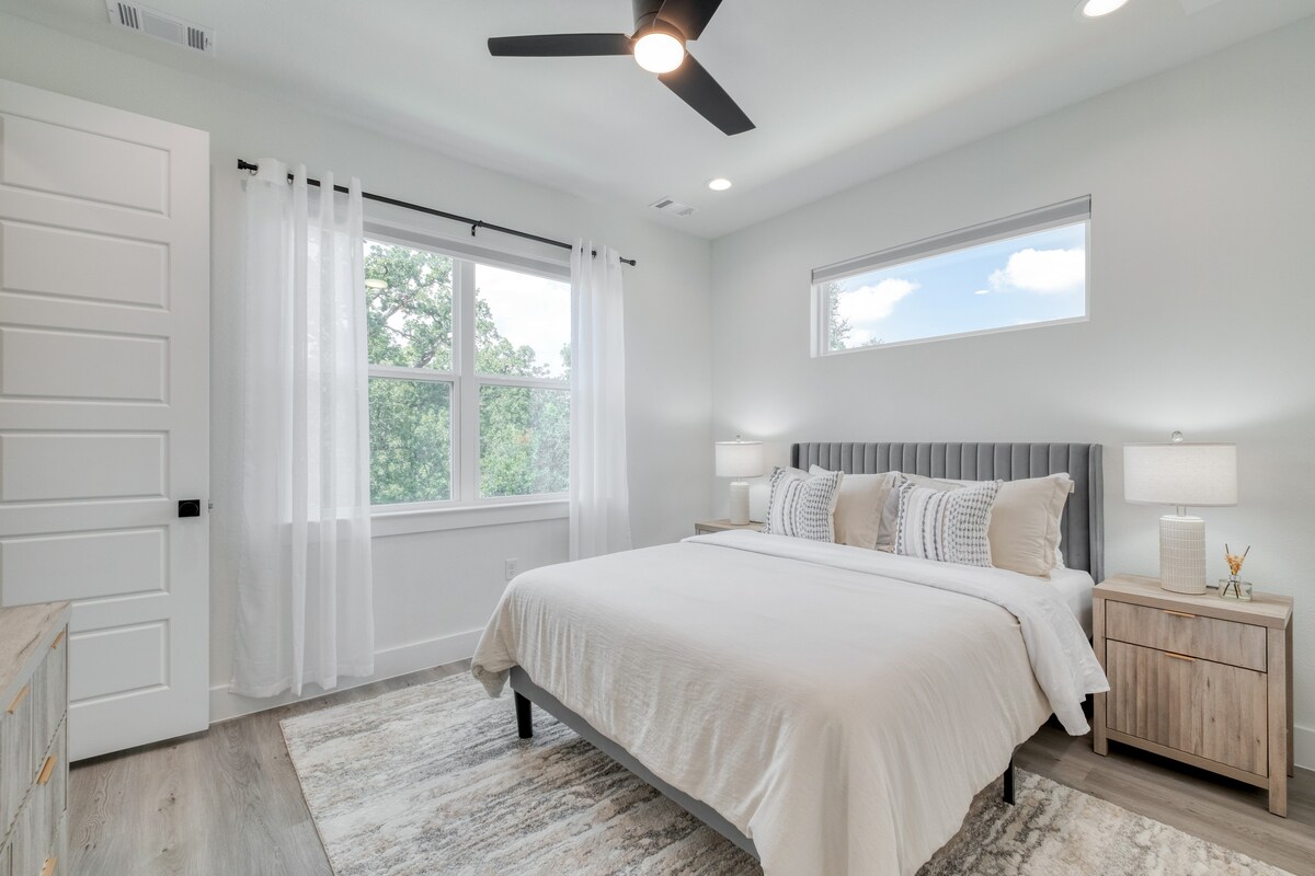 Luxury New Build | Backyard Oasis | UT & Downtown