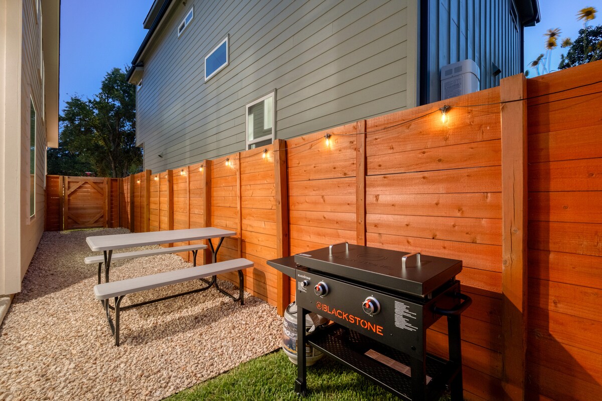 Luxury New Build | Backyard Oasis | UT & Downtown