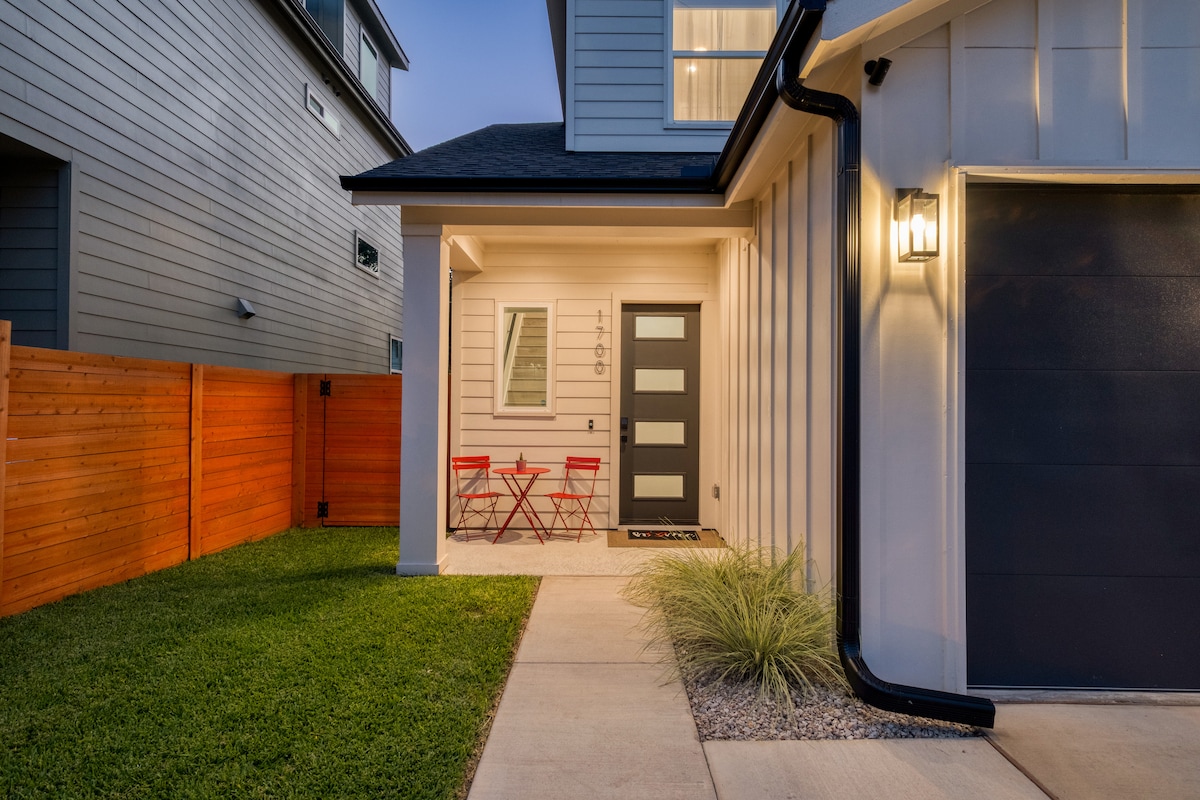 Luxury New Build | Backyard Oasis | UT & Downtown