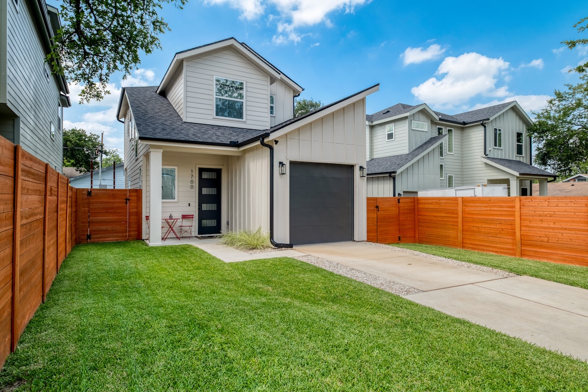 Luxury New Build | Backyard Oasis | UT & Downtown