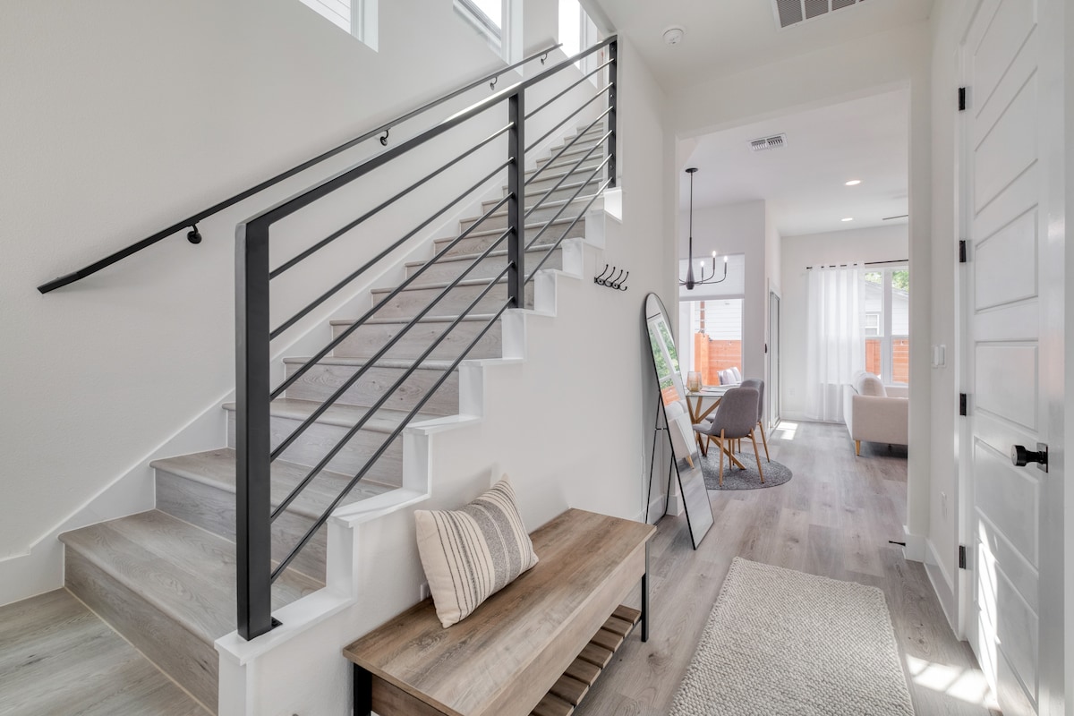 Luxury New Build | Backyard Oasis | UT & Downtown