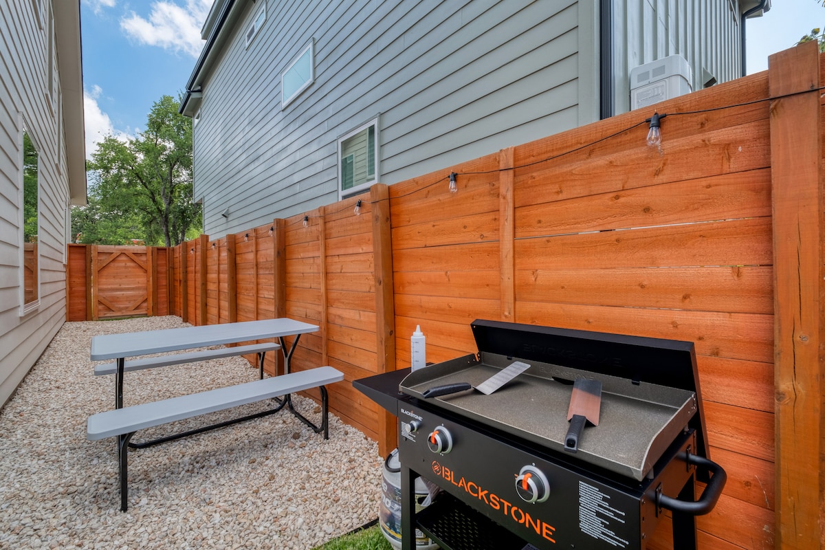 Luxury New Build | Backyard Oasis | UT & Downtown