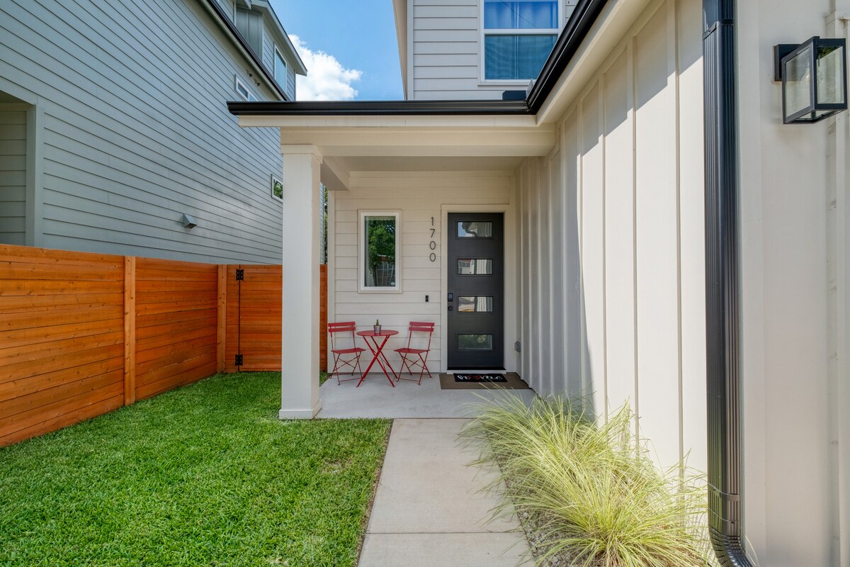 Luxury New Build | Backyard Oasis | UT & Downtown