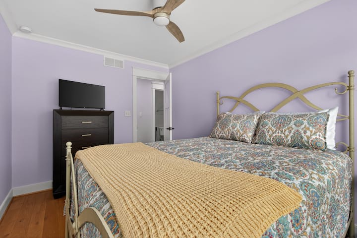 Middle Bedroom  (all beds have encasements protectors and mattress pads)