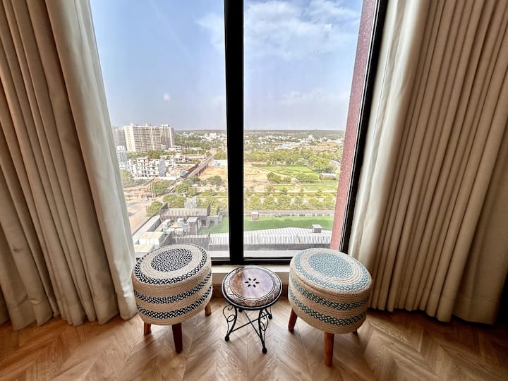 Nostalgic 90s | Aravalli View
90s Decor | Sunrise - Gurugram