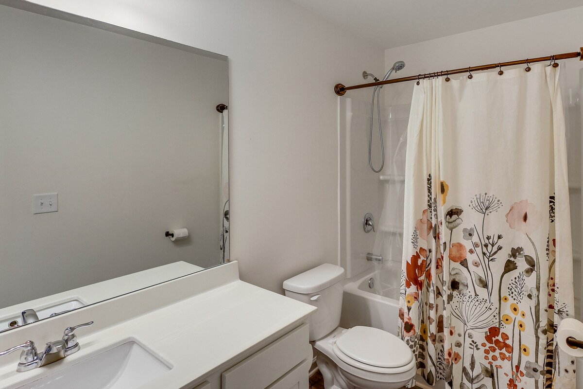 Work & Play! Peaceful Extended Stay in Hoschton