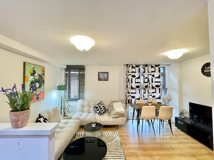 Chic Two-bedroom Apartment - London