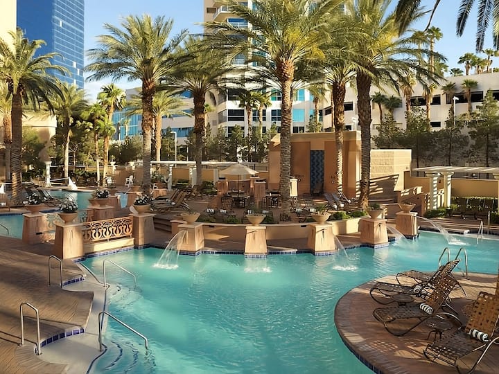 A Place Worth Sharing! 3 Units, Outdoor Pool! - Las Vegas, NV