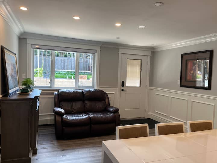 Near Tsawwassen Ferry Terminal, Clean Quiet Cozy - Delta