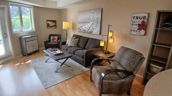 Large 1 Bed Top Floor Retreat On Golf Course - Kelowna