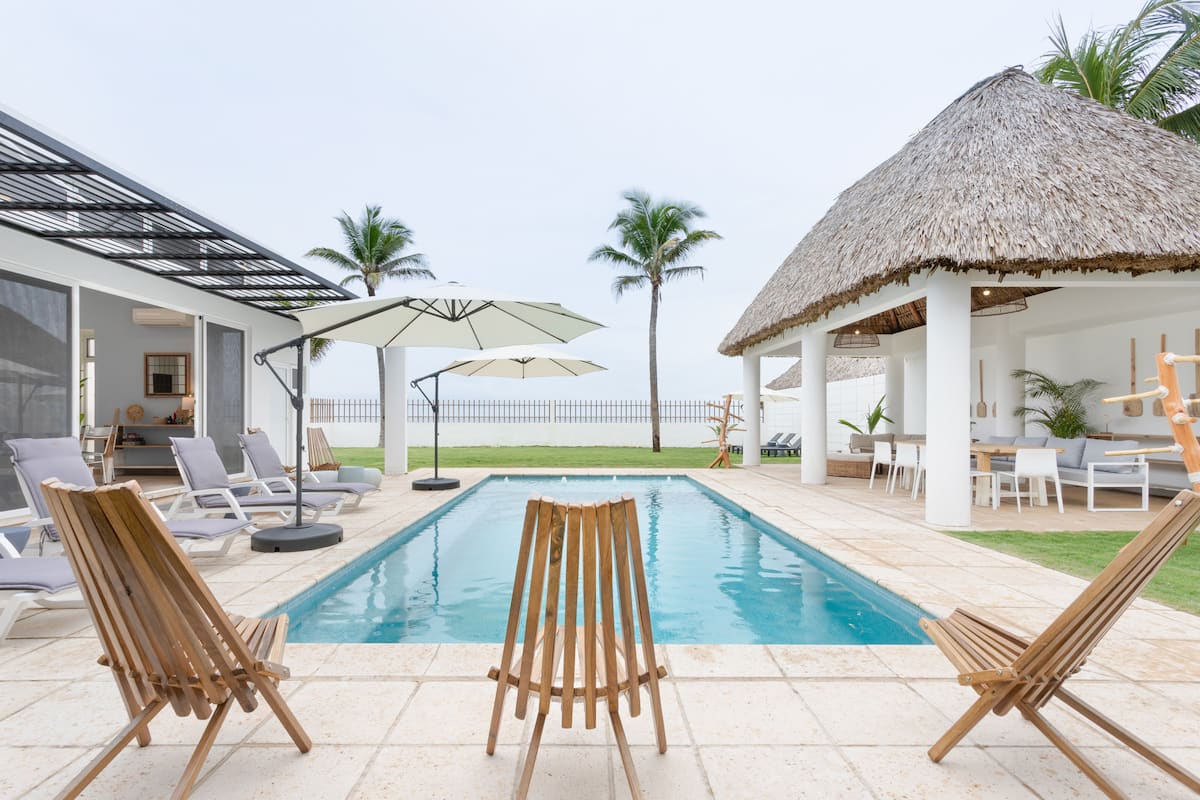 Villa Bahía: villa del complejo Cariló con piscina privada en Monterrico