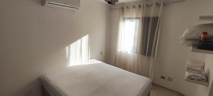 ห้องสวีทพร้อมเตียงควีนไซส์ + เครื่องปรับอากาศ + พัดลม + ชั้นวางของ ไม่มีตู้เสื้อผ้า