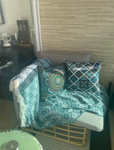 Modern 2BR/2Bath Seaview apt with balcony/1min MTR gallery image 5