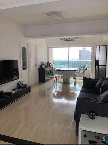 Modern 2BR/2Bath Seaview apt with balcony/1min MTR