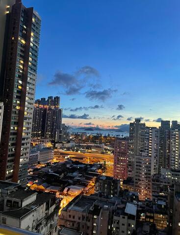Modern 2BR/2Bath Seaview apt with balcony/1min MTR gallery image 4
