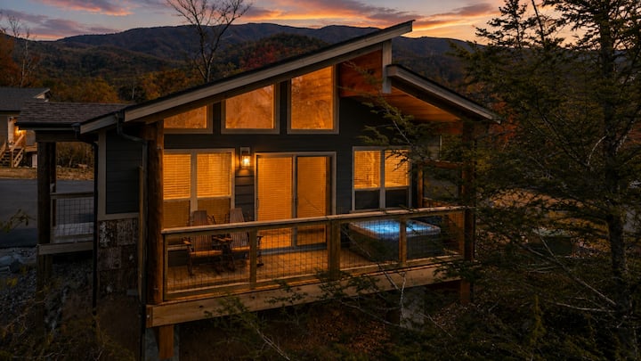 Trailhead Lodge #8 | Hot Tub + King Bed - Cosby, TN