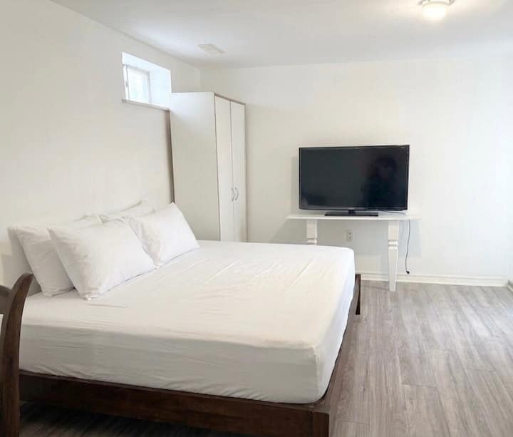 Spacious 2-bed Newmarket Basement Apartment - Bradford