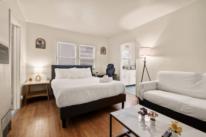 Charming Studio Steps From Cal W/ Parking #B - Oakland, CA