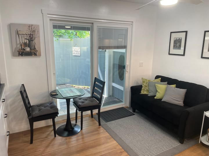 Private One Bedroom/one Bath With Own Patio Area. - Costa Mesa, CA