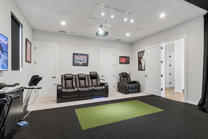 ห้องตีกอล์ฟ (Golf simulator) ที่ยังสามารถใช้เป็นห้องชมภาพยนตร์ได้ด้วย