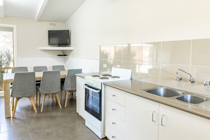 2 Bedroom Cabin - Halls Gap Zoo