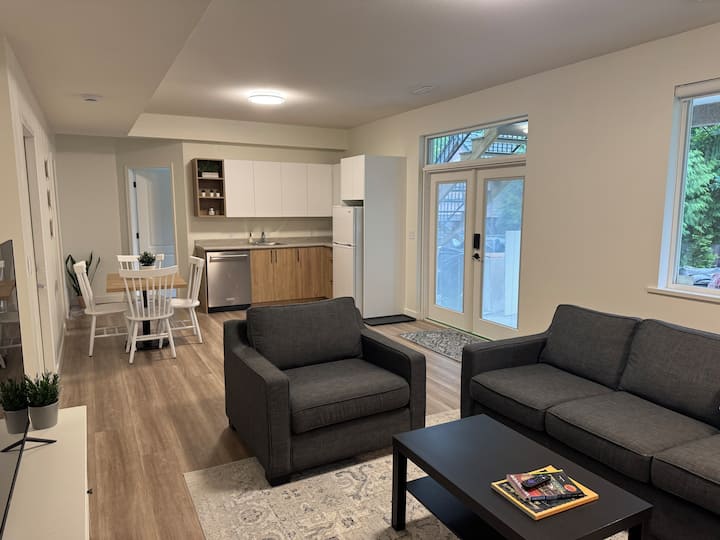 Modern Family Suite In Fraser Heights | Sleeps 6 - Pitt Meadows