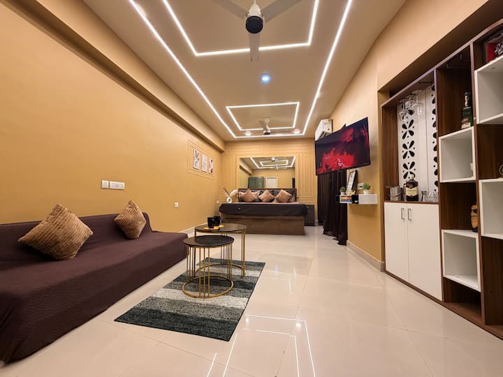 The Luxxy Suites |Romantic Bathtub Mirror Retreat - Kolkata (Calcutta)