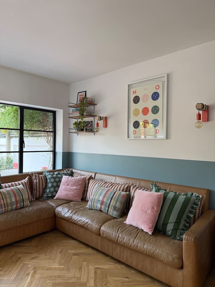 Beautiful 4 Bed Poets Corner Home, Near Seafront - Brighton Marina