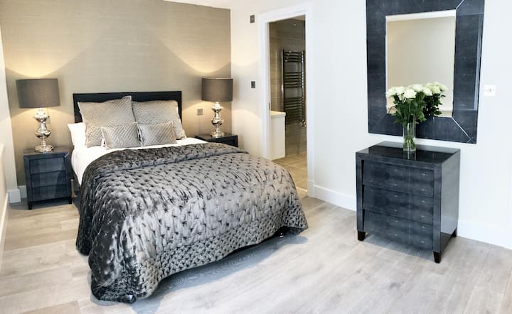 Wimbledon Two Bedroom Spacious Flat - Whitehall