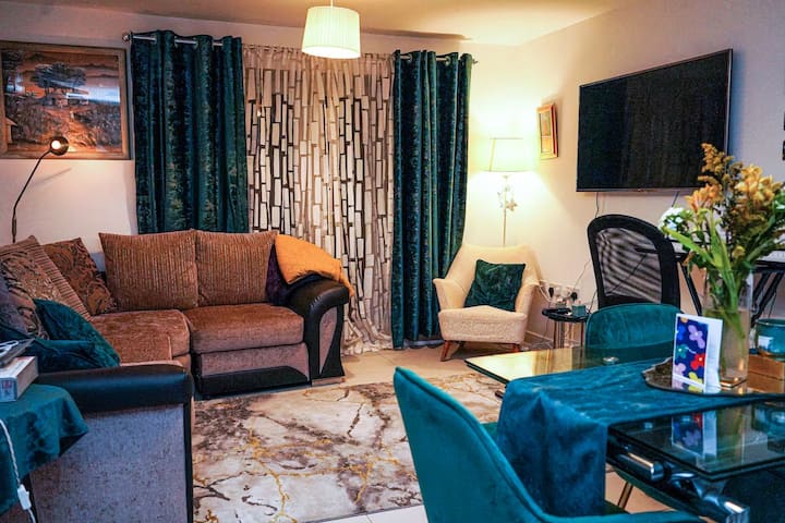 Spacious 2br | Wifi & Parking/sleeps 4 - Reading