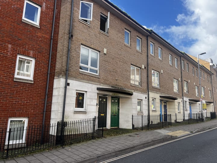 Stylish Modern Townhouse In Centre Of Exeter - Aeropuerto de Exeter (EXT)