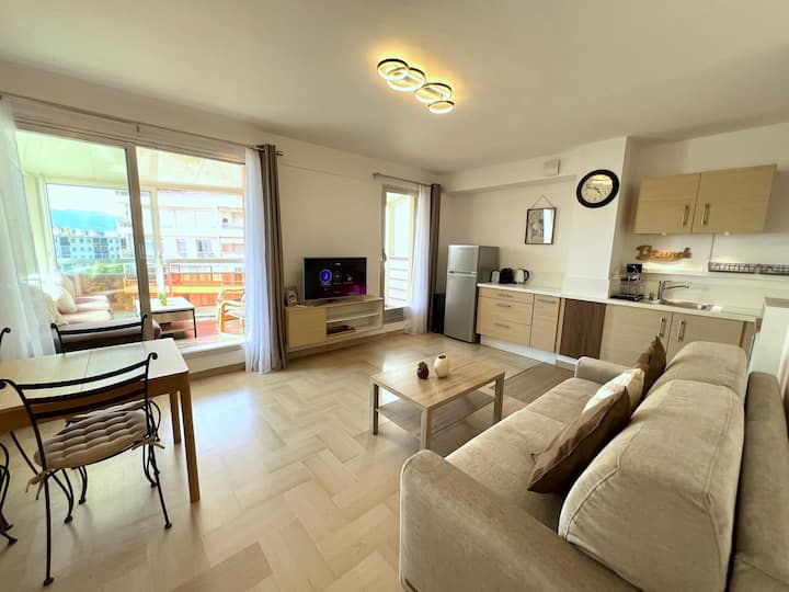 Nouveau Sur Airbnb! Grand Studio Récemment Rénové - Antibes