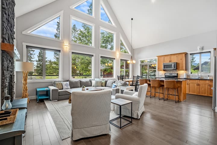 Evercrest A-frame | Hot Tub | Pool Tbl | Fireplace - Radium Hot Springs