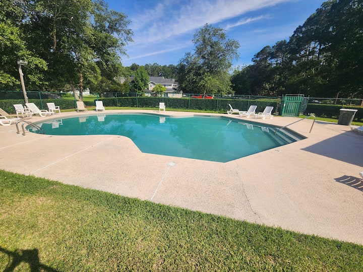 Adorable 3/2, With Community Pool And Centrally Lo - Hidden Lake, Kingsland