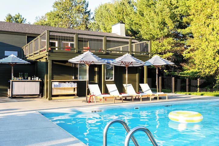 Unwind In Stowe | Pet-friendly, Pool, Free Parking - Stowe, VT