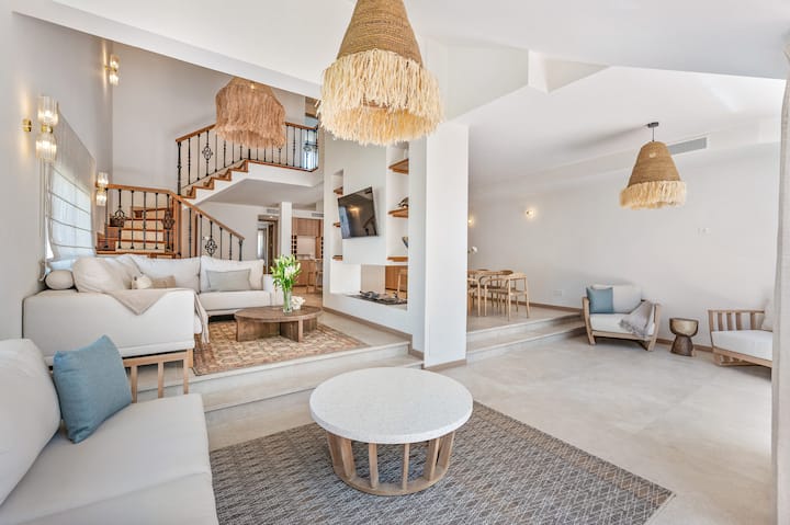 Newly Reformed 4 Bed House - Top Location - Spain