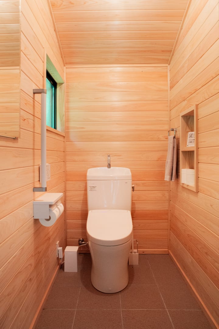 母屋西側のトイレは、安心のTOTOウォシュレット付きトイレ、全て天然無垢で檜のトイレです♪檜の香に癒されてください♡