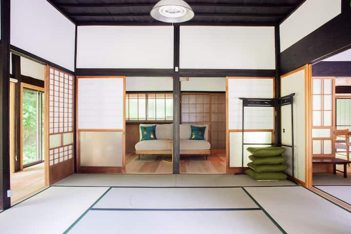 築103年母屋の床の間（寝室３）から観たビリングの様子♪リビングの床も天然無垢になります♪床の間の畳も新品で氣もちがいいです♪