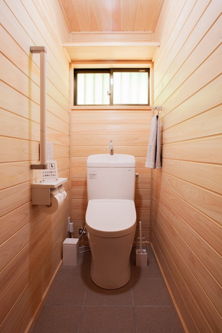 新館のトイレ、安心のTOTOウォシュレット付きトイレ、全て天然無垢で檜のトイレです♪檜の香に癒されてください♡