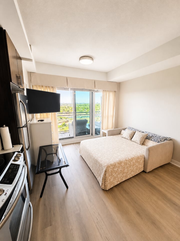 Toronto Lakeside Condo W/ Parking, Pool, Hot Tub - Toronto