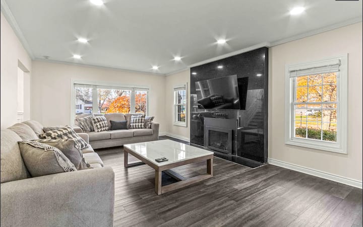 Lux Waterfront Getaway | Wyandotte | Sauna & Dock - Lincoln Park, MI