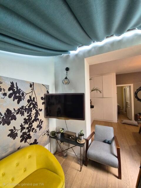 Top performing Airbnb: Quiet 2-Bedroom Apartment with Glass Roof, Air Conditioning, and Door to Paris in Levallois Perret
